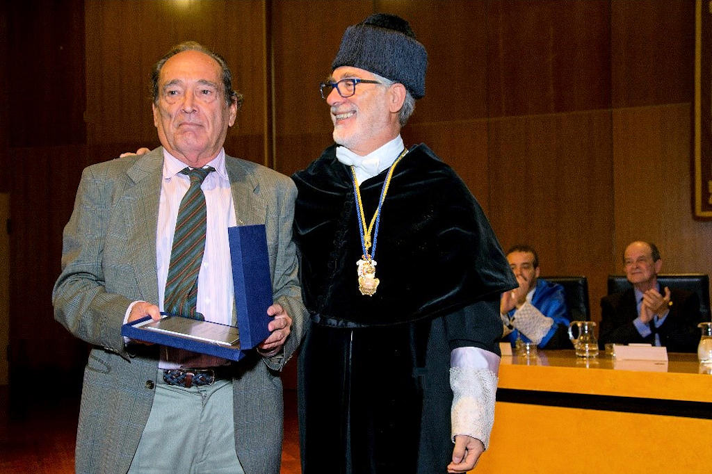 José Plácido recoge de manos del Rector de la ULPGC (2016) una placa de reconocimiento a la trayectoria del GITI.