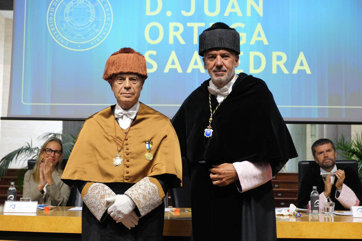 Acto de entrega de la Medalla de la ULPGC de mano del Rector D. Lluis Serra a D. Juan Ortega.